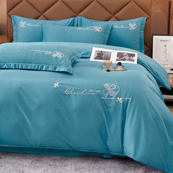 91家纺网 家纺一手货源 找家纺 U品汇 2025新品长绒棉加厚全棉纯棉磨毛刺绣花四件套生态磨毛套件 花季奇缘-月光蓝