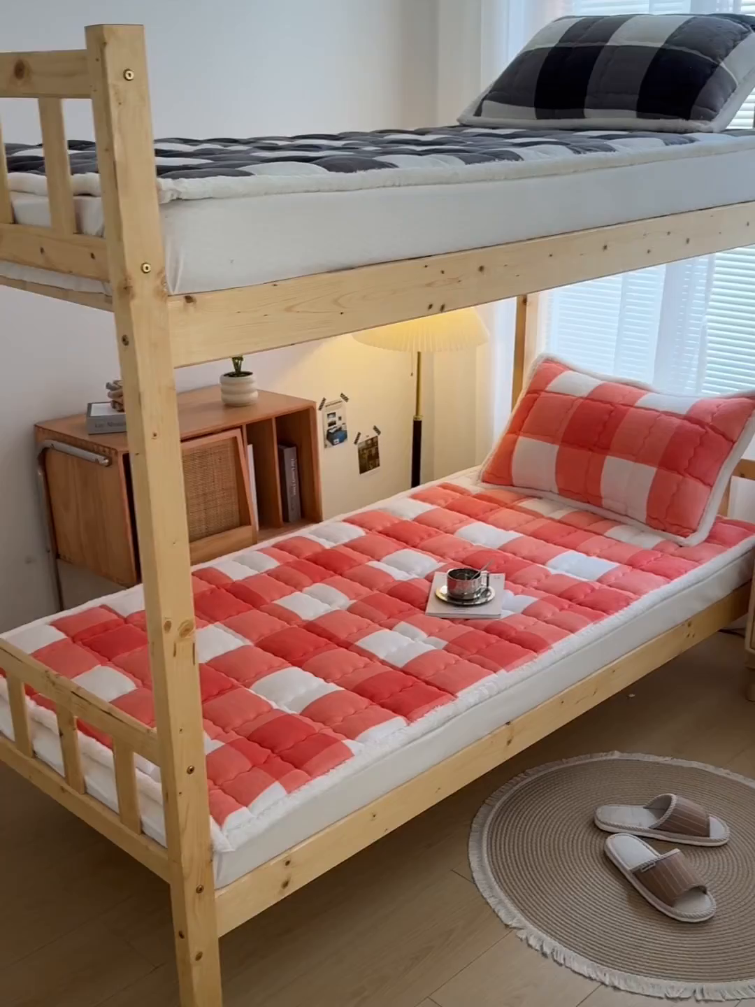 91家纺网 家纺一手货源 找家纺 （总）迪梦思家纺 2025新款A类牛奶绒无印风格子床褥床护垫学生床垫--学生床图