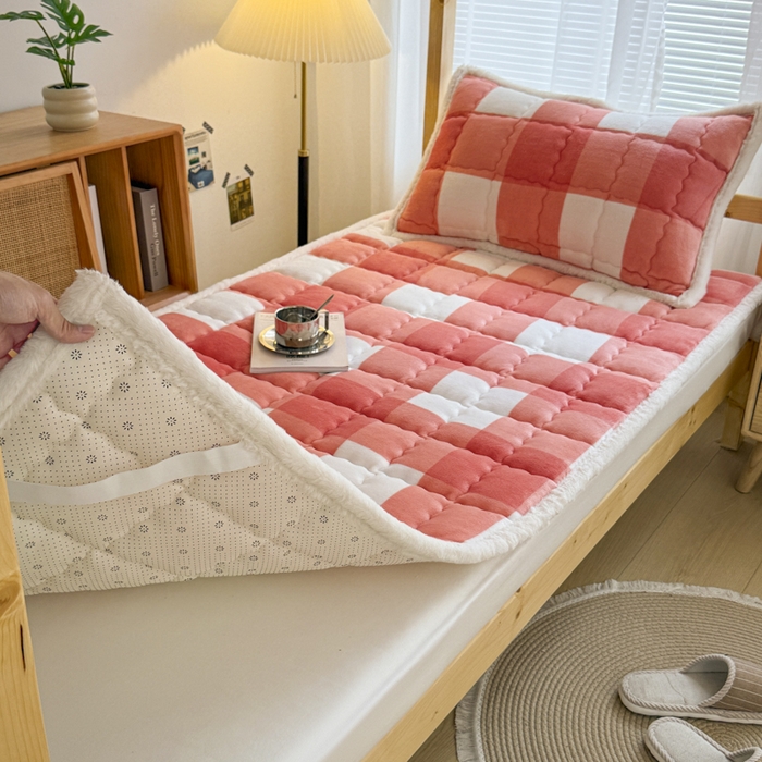 91家纺网 家纺一手货源 找家纺 （总）迪梦思家纺 2025新款A类牛奶绒无印风格子床褥床护垫学生床垫--学生床图