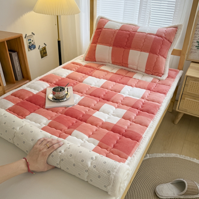 91家纺网 家纺一手货源 找家纺 （总）迪梦思家纺 2025新款A类牛奶绒无印风格子床褥床护垫学生床垫--学生床图