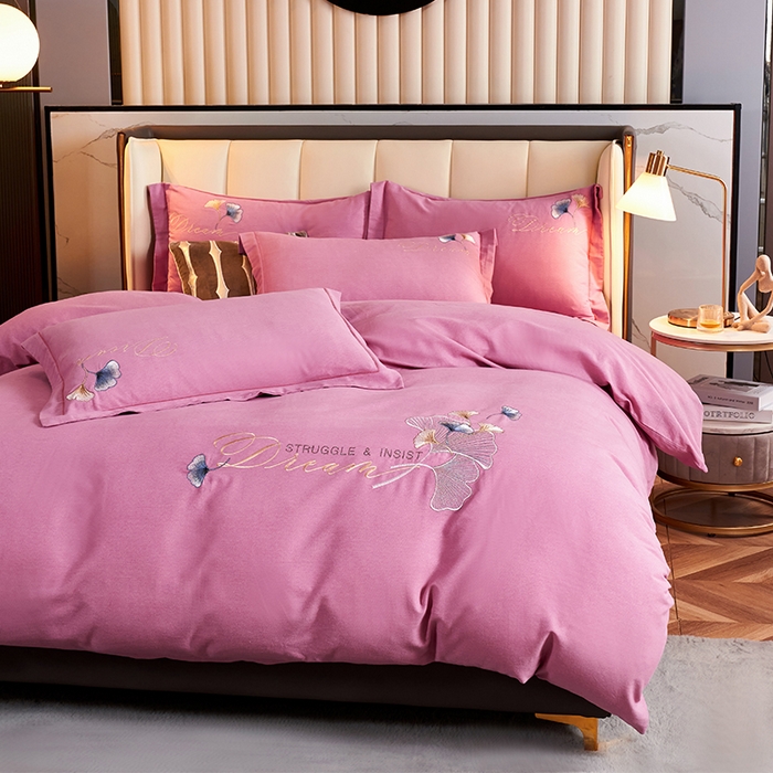 91家纺网 家纺一手货源 找家纺 U品汇 2025新品长绒棉加厚全棉纯棉磨毛刺绣花四件套生态磨毛套件 私情叶语-香妃粉