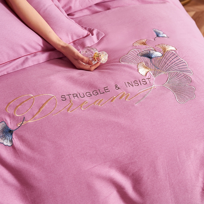 91家纺网 家纺一手货源 找家纺 U品汇 2025新品长绒棉加厚全棉纯棉磨毛刺绣花四件套生态磨毛套件 私情叶语-香妃粉