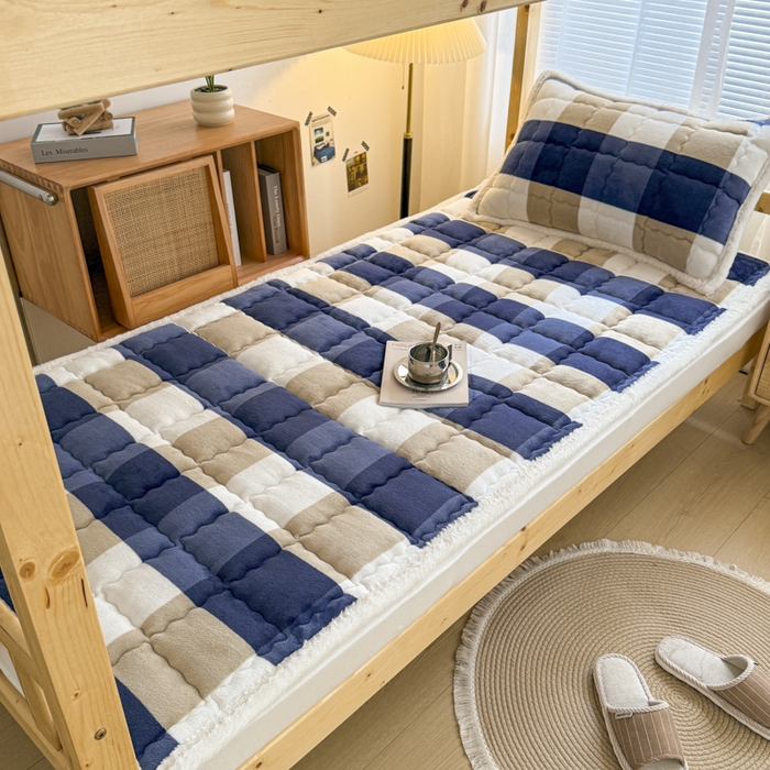 91家纺网 家纺一手货源 找家纺 迪梦思家纺 2025新款A类牛奶绒无印风格子床褥床护垫学生床垫--学生床图 平铺款-蓝简格