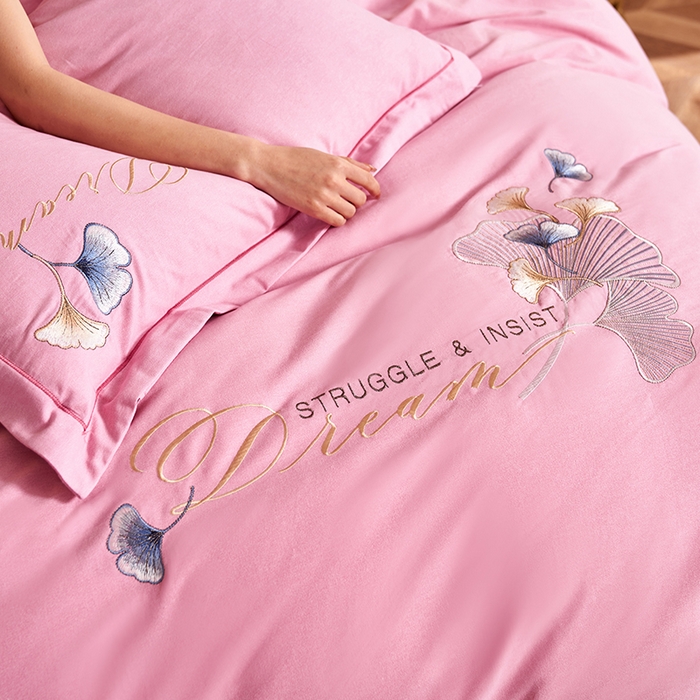 91家纺网 家纺一手货源 找家纺 U品汇 2025新品长绒棉加厚全棉纯棉磨毛刺绣花四件套生态磨毛套件 私情叶语-樱花粉