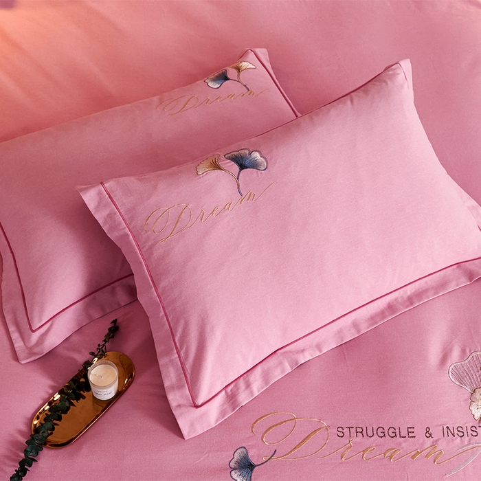 91家纺网 家纺一手货源 找家纺 U品汇 2025新品长绒棉加厚全棉纯棉磨毛刺绣花四件套生态磨毛套件 私情叶语-樱花粉