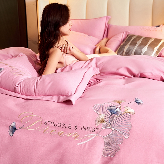 91家纺网 家纺一手货源 找家纺 U品汇 2025新品长绒棉加厚全棉纯棉磨毛刺绣花四件套生态磨毛套件 私情叶语-樱花粉