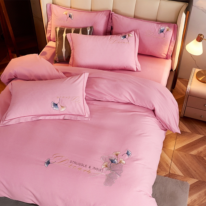 91家纺网 家纺一手货源 找家纺 U品汇 2025新品长绒棉加厚全棉纯棉磨毛刺绣花四件套生态磨毛套件 私情叶语-樱花粉