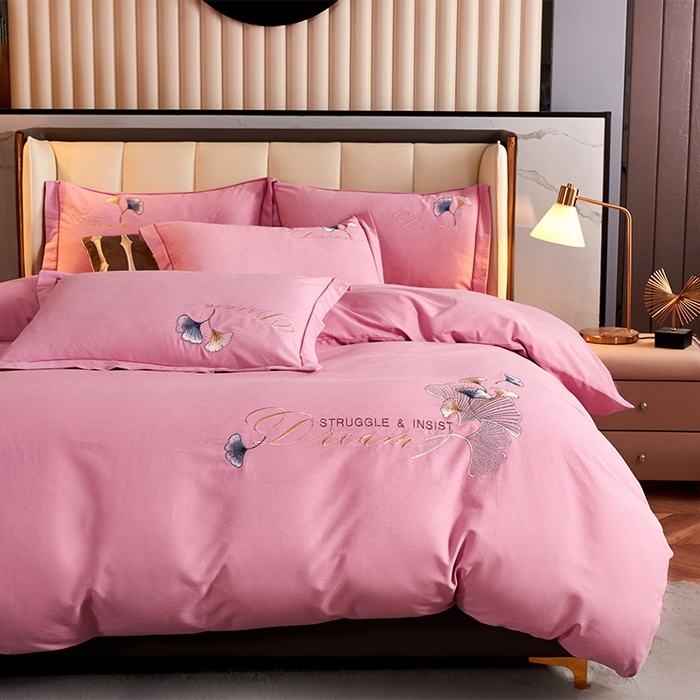 91家纺网 家纺一手货源 找家纺 U品汇 2025新品长绒棉加厚全棉纯棉磨毛刺绣花四件套生态磨毛套件 私情叶语-樱花粉