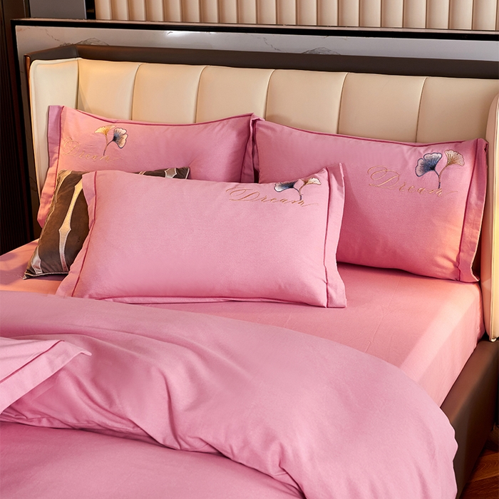 91家纺网 家纺一手货源 找家纺 U品汇 2025新品长绒棉加厚全棉纯棉磨毛刺绣花四件套生态磨毛套件 私情叶语-樱花粉