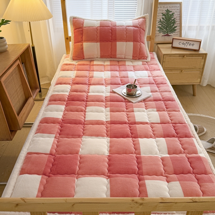 91家纺网 家纺一手货源 找家纺 迪梦思家纺 2025新款A类牛奶绒无印风格子床褥床护垫学生床垫--学生床图 平铺款-粉大格