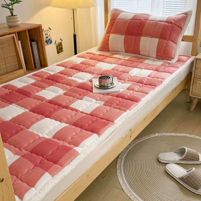 91家纺网 家纺一手货源 找家纺 迪梦思家纺 2025新款A类牛奶绒无印风格子床褥床护垫学生床垫--学生床图 平铺款-粉大格