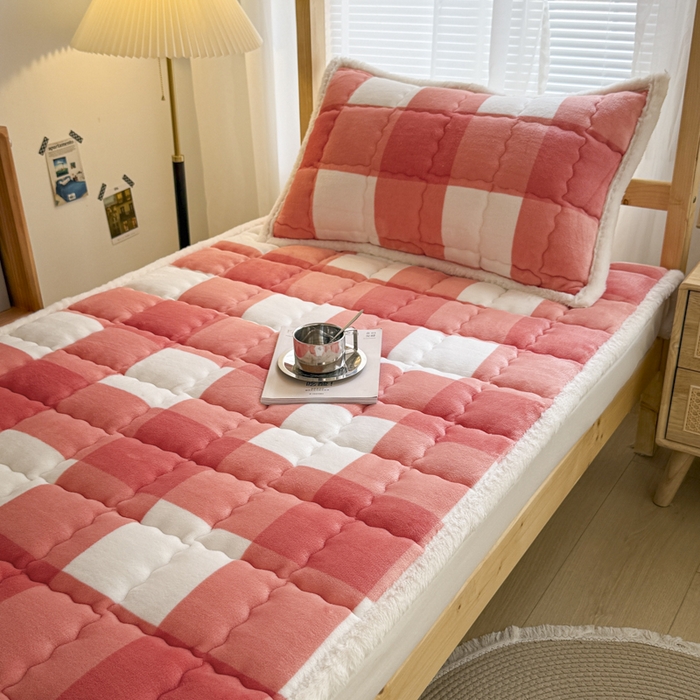 91家纺网 家纺一手货源 找家纺 迪梦思家纺 2025新款A类牛奶绒无印风格子床褥床护垫学生床垫--学生床图 平铺款-粉大格