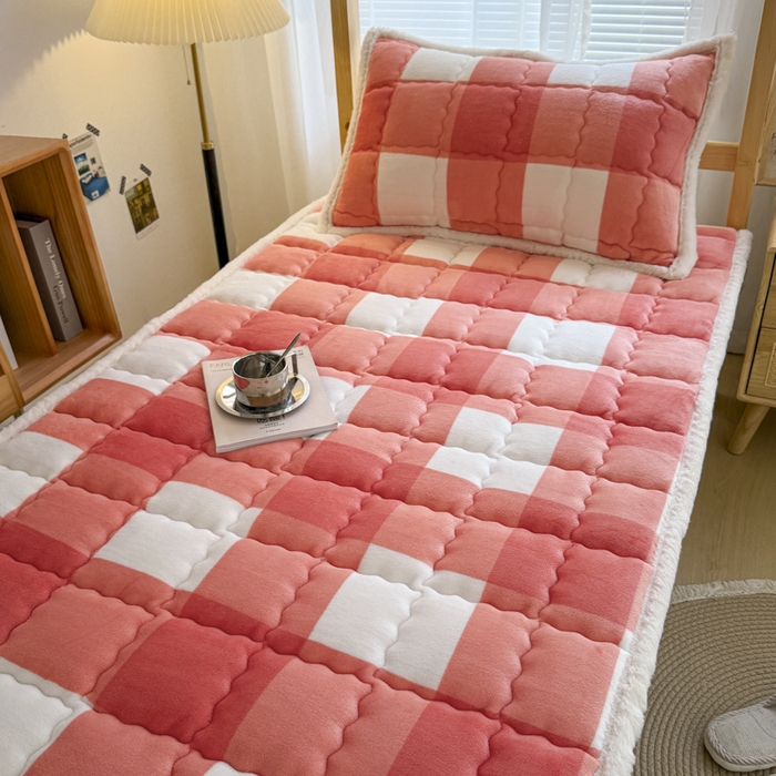 91家纺网 家纺一手货源 找家纺 迪梦思家纺 2025新款A类牛奶绒无印风格子床褥床护垫学生床垫--学生床图 平铺款-粉大格