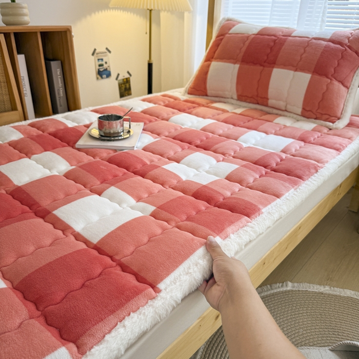 91家纺网 家纺一手货源 找家纺 迪梦思家纺 2025新款A类牛奶绒无印风格子床褥床护垫学生床垫--学生床图 平铺款-粉大格