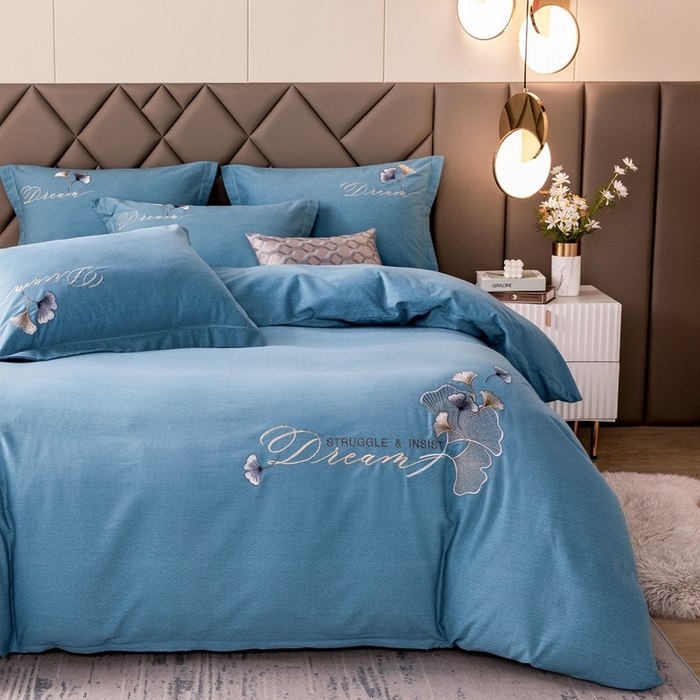 91家纺网 家纺一手货源 找家纺 U品汇 2025新品长绒棉加厚全棉纯棉磨毛刺绣花四件套生态磨毛套件 私情叶语-月光蓝