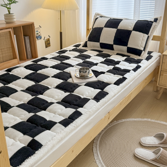 91家纺网 家纺一手货源 找家纺 迪梦思家纺 2025新款A类牛奶绒无印风格子床褥床护垫学生床垫--学生床图 平铺款-钢琴格