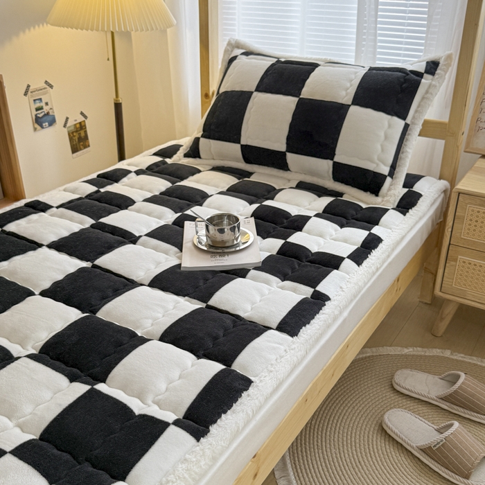 91家纺网 家纺一手货源 找家纺 迪梦思家纺 2025新款A类牛奶绒无印风格子床褥床护垫学生床垫--学生床图 平铺款-钢琴格