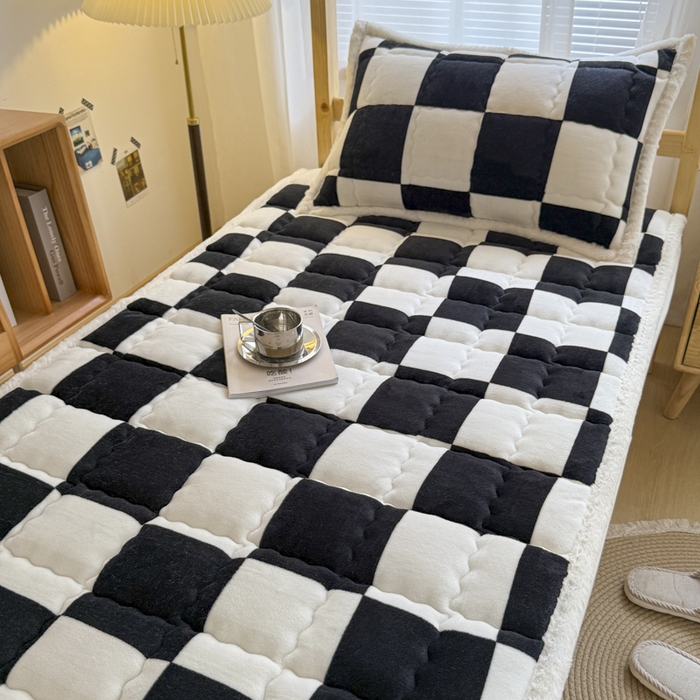 91家纺网 家纺一手货源 找家纺 迪梦思家纺 2025新款A类牛奶绒无印风格子床褥床护垫学生床垫--学生床图 平铺款-钢琴格