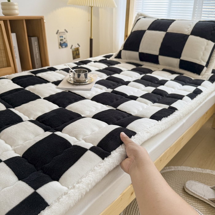 91家纺网 家纺一手货源 找家纺 迪梦思家纺 2025新款A类牛奶绒无印风格子床褥床护垫学生床垫--学生床图 平铺款-钢琴格