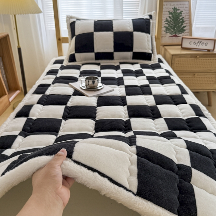 91家纺网 家纺一手货源 找家纺 迪梦思家纺 2025新款A类牛奶绒无印风格子床褥床护垫学生床垫--学生床图 平铺款-钢琴格