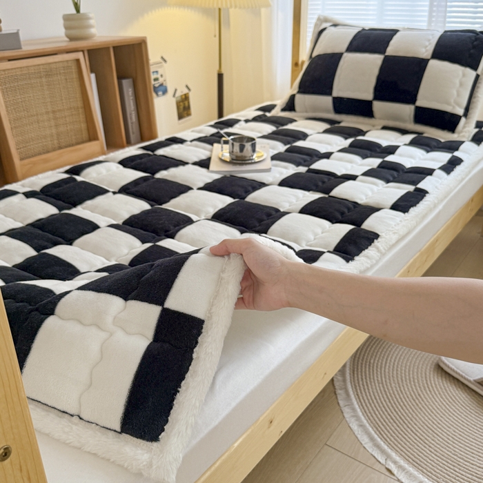 91家纺网 家纺一手货源 找家纺 迪梦思家纺 2025新款A类牛奶绒无印风格子床褥床护垫学生床垫--学生床图 平铺款-钢琴格