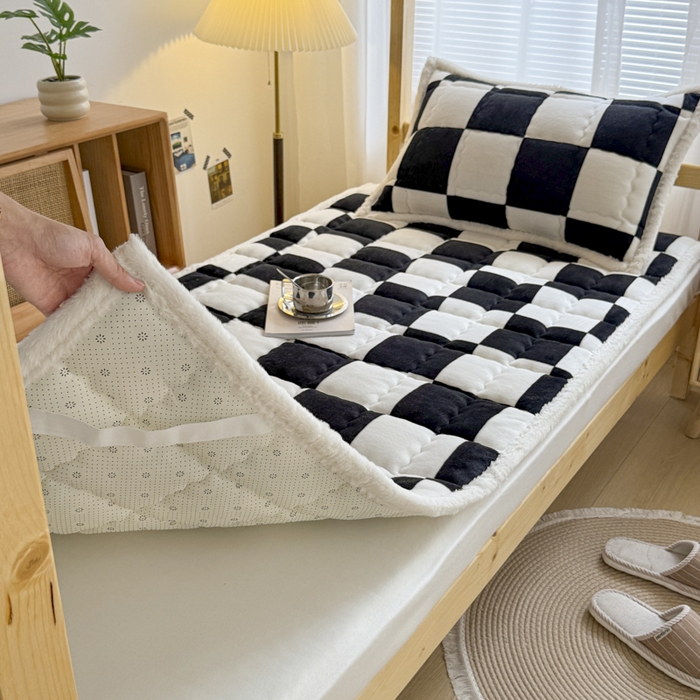 91家纺网 家纺一手货源 找家纺 迪梦思家纺 2025新款A类牛奶绒无印风格子床褥床护垫学生床垫--学生床图 平铺款-钢琴格