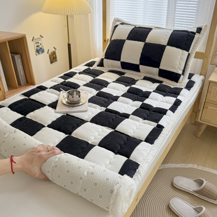 91家纺网 家纺一手货源 找家纺 迪梦思家纺 2025新款A类牛奶绒无印风格子床褥床护垫学生床垫--学生床图 平铺款-钢琴格