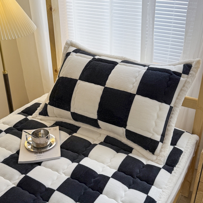 91家纺网 家纺一手货源 找家纺 迪梦思家纺 2025新款A类牛奶绒无印风格子床褥床护垫学生床垫--学生床图 平铺款-钢琴格