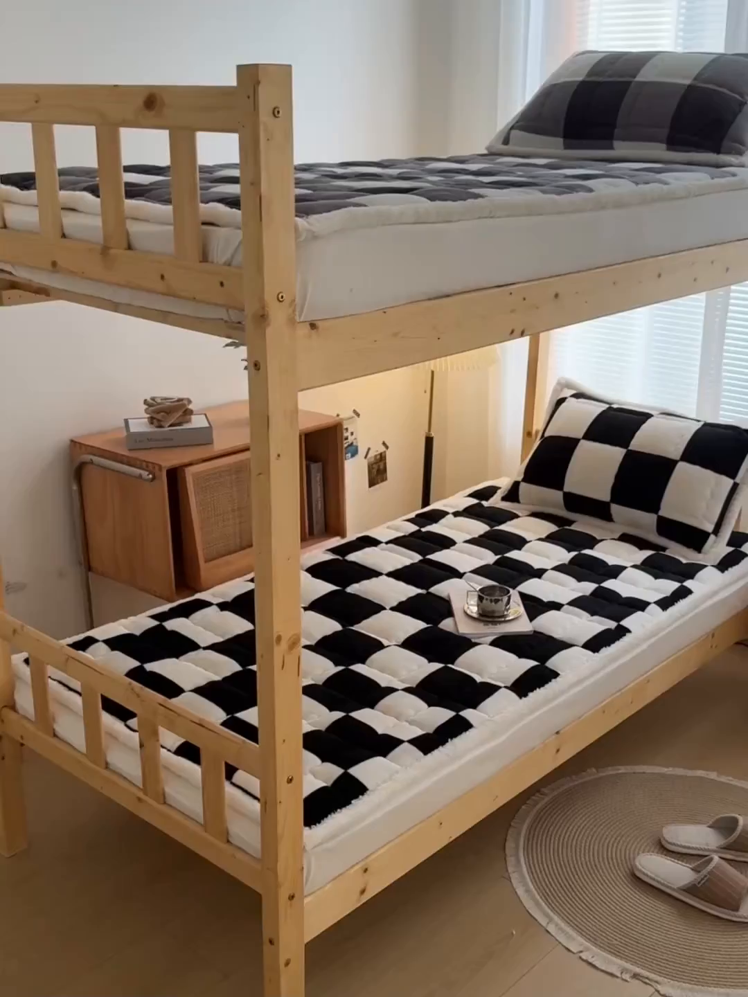 91家纺网 家纺一手货源 找家纺 迪梦思家纺 2025新款A类牛奶绒无印风格子床褥床护垫学生床垫--学生床图 平铺款-钢琴格