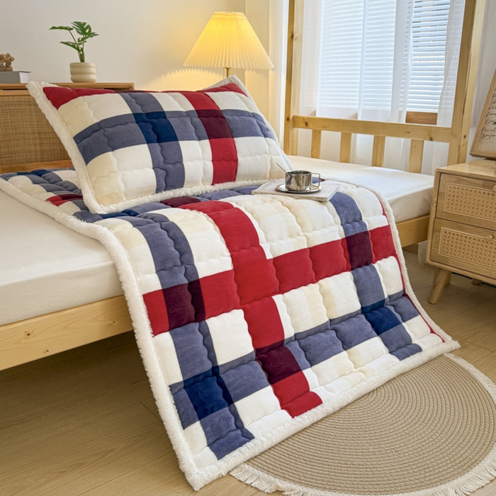 91家纺网 家纺一手货源 找家纺 迪梦思家纺 2025新款A类牛奶绒无印风格子床褥床护垫学生床垫--学生床图 平铺款-红蓝格