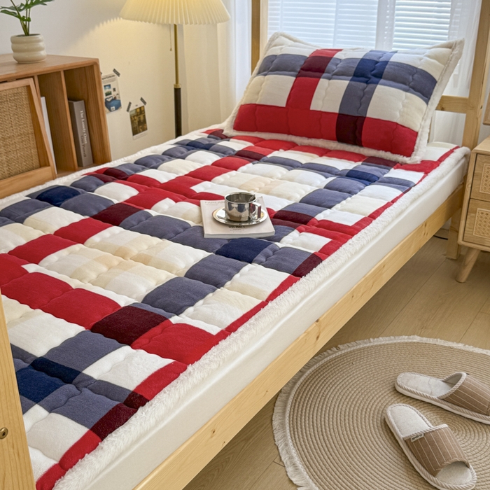 91家纺网 家纺一手货源 找家纺 迪梦思家纺 2025新款A类牛奶绒无印风格子床褥床护垫学生床垫--学生床图 平铺款-红蓝格
