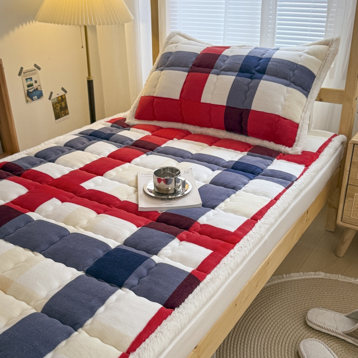 91家纺网 家纺一手货源 找家纺 迪梦思家纺 2025新款A类牛奶绒无印风格子床褥床护垫学生床垫--学生床图 平铺款-红蓝格