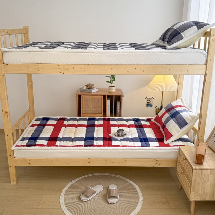 91家纺网 家纺一手货源 找家纺 迪梦思家纺 2025新款A类牛奶绒无印风格子床褥床护垫学生床垫--学生床图 平铺款-红蓝格