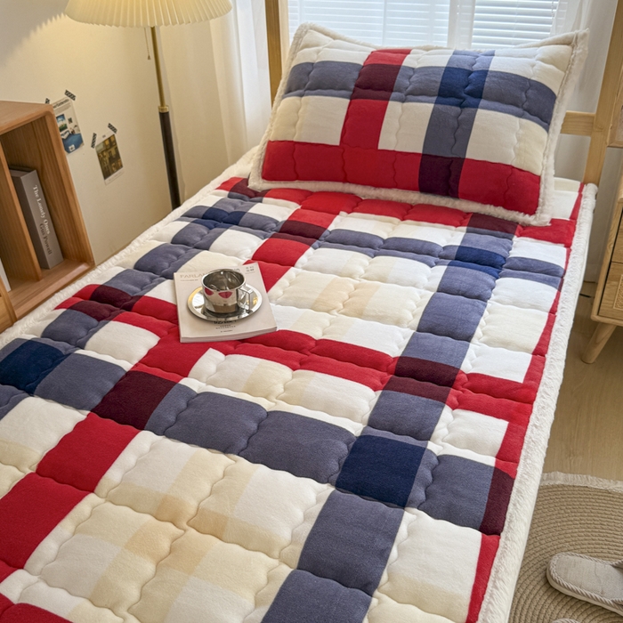 91家纺网 家纺一手货源 找家纺 迪梦思家纺 2025新款A类牛奶绒无印风格子床褥床护垫学生床垫--学生床图 平铺款-红蓝格