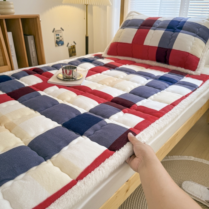 91家纺网 家纺一手货源 找家纺 迪梦思家纺 2025新款A类牛奶绒无印风格子床褥床护垫学生床垫--学生床图 平铺款-红蓝格