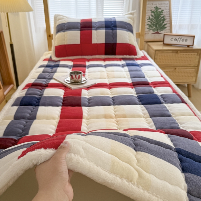 91家纺网 家纺一手货源 找家纺 迪梦思家纺 2025新款A类牛奶绒无印风格子床褥床护垫学生床垫--学生床图 平铺款-红蓝格