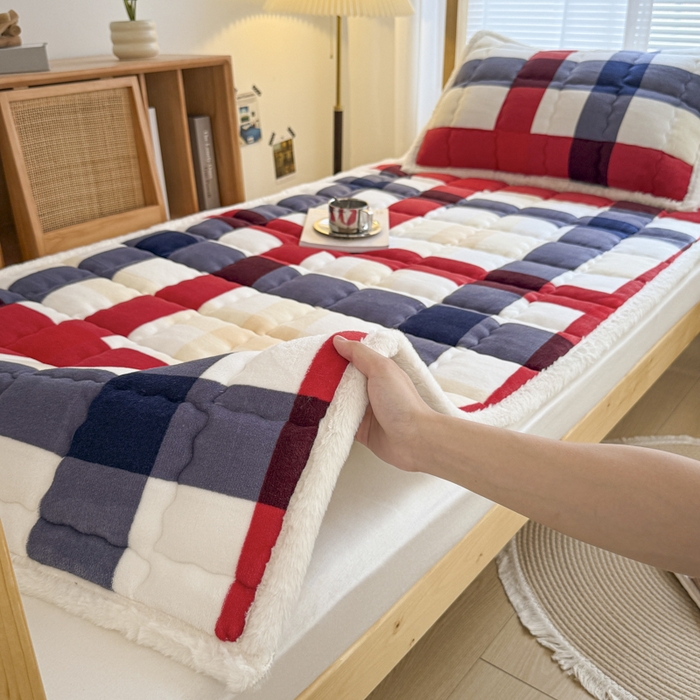 91家纺网 家纺一手货源 找家纺 迪梦思家纺 2025新款A类牛奶绒无印风格子床褥床护垫学生床垫--学生床图 平铺款-红蓝格