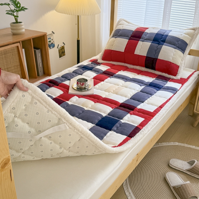 91家纺网 家纺一手货源 找家纺 迪梦思家纺 2025新款A类牛奶绒无印风格子床褥床护垫学生床垫--学生床图 平铺款-红蓝格