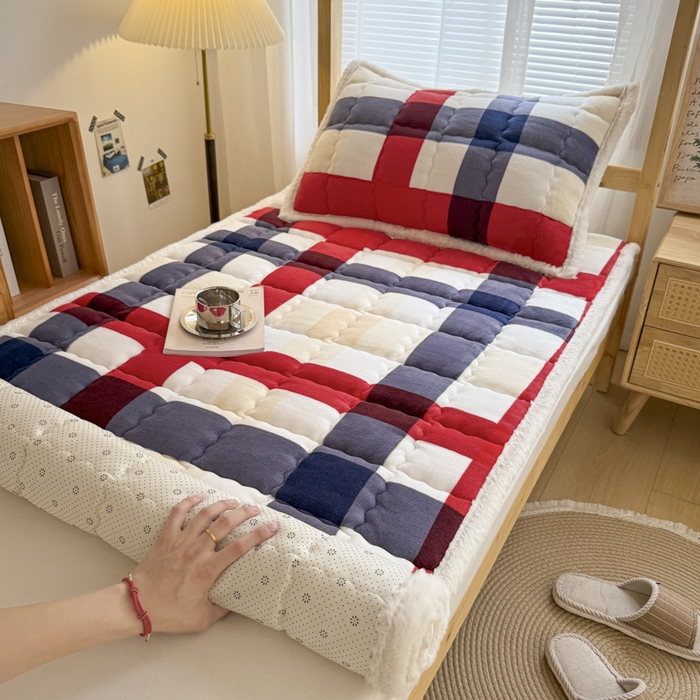 91家纺网 家纺一手货源 找家纺 迪梦思家纺 2025新款A类牛奶绒无印风格子床褥床护垫学生床垫--学生床图 平铺款-红蓝格