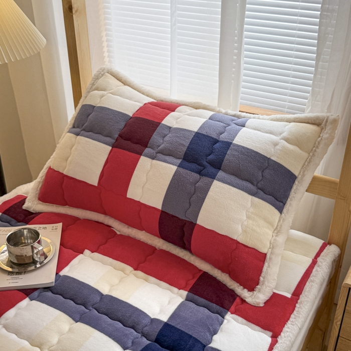 91家纺网 家纺一手货源 找家纺 迪梦思家纺 2025新款A类牛奶绒无印风格子床褥床护垫学生床垫--学生床图 平铺款-红蓝格