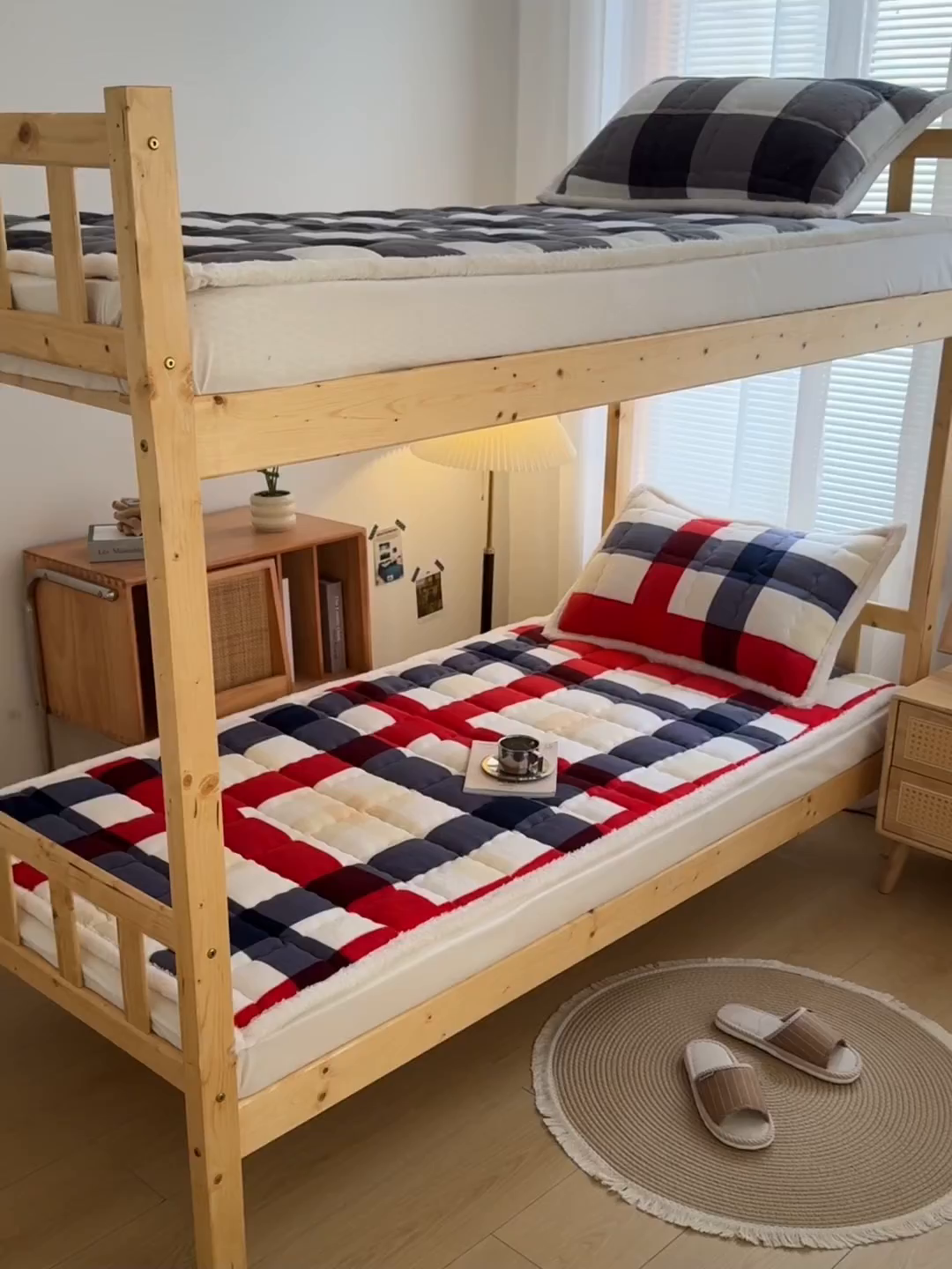 91家纺网 家纺一手货源 找家纺 迪梦思家纺 2025新款A类牛奶绒无印风格子床褥床护垫学生床垫--学生床图 平铺款-红蓝格