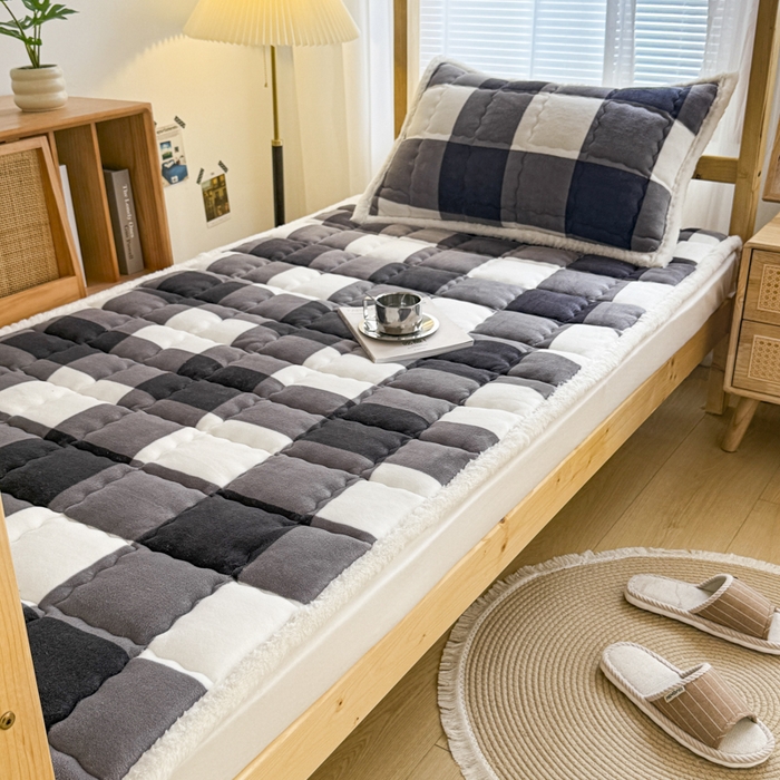 迪梦思家纺 2025新款A类牛奶绒无印风格子床褥床护垫学生床垫--学生床图 平铺款-灰简格