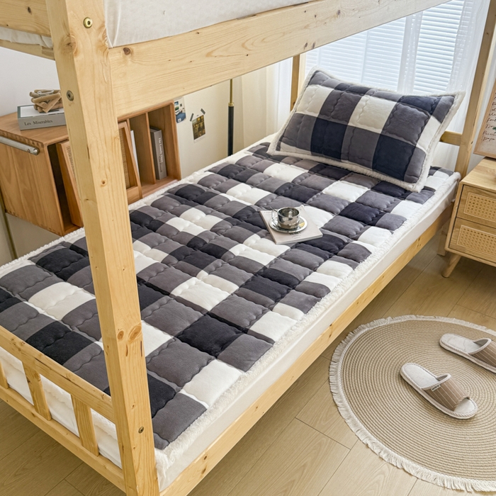 91家纺网 家纺一手货源 找家纺 迪梦思家纺 2025新款A类牛奶绒无印风格子床褥床护垫学生床垫--学生床图 平铺款-灰简格