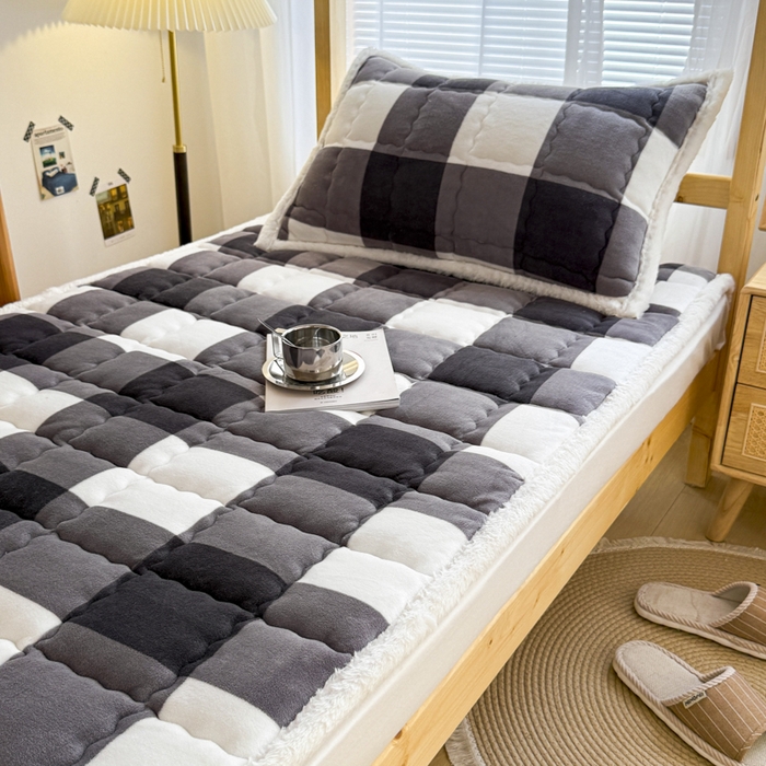 91家纺网 家纺一手货源 找家纺 迪梦思家纺 2025新款A类牛奶绒无印风格子床褥床护垫学生床垫--学生床图 平铺款-灰简格