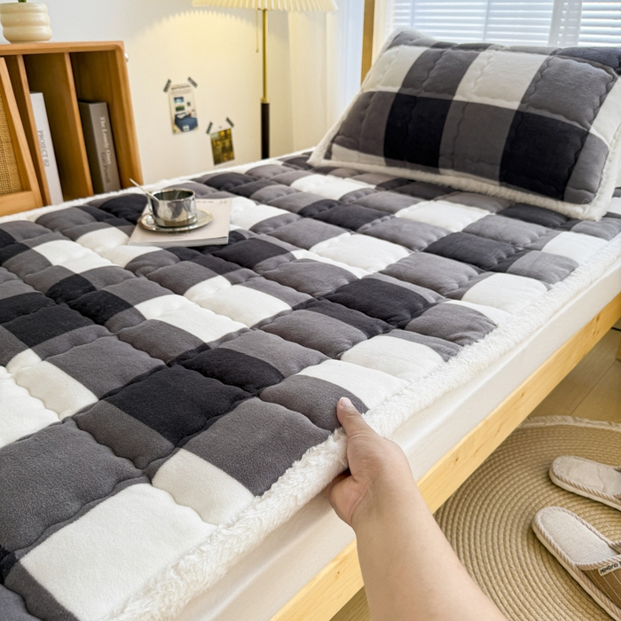 91家纺网 家纺一手货源 找家纺 迪梦思家纺 2025新款A类牛奶绒无印风格子床褥床护垫学生床垫--学生床图 平铺款-灰简格