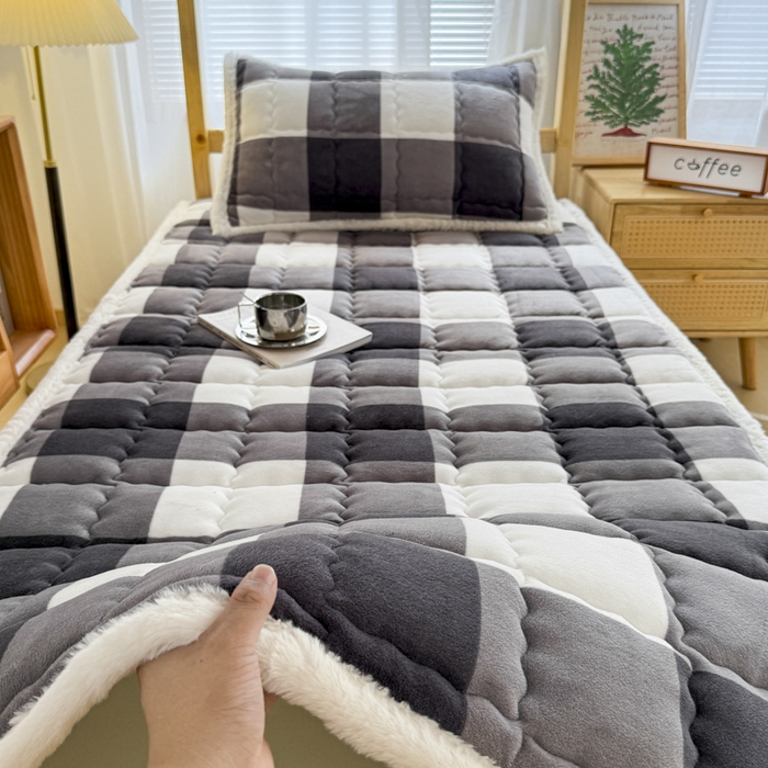 91家纺网 家纺一手货源 找家纺 迪梦思家纺 2025新款A类牛奶绒无印风格子床褥床护垫学生床垫--学生床图 平铺款-灰简格