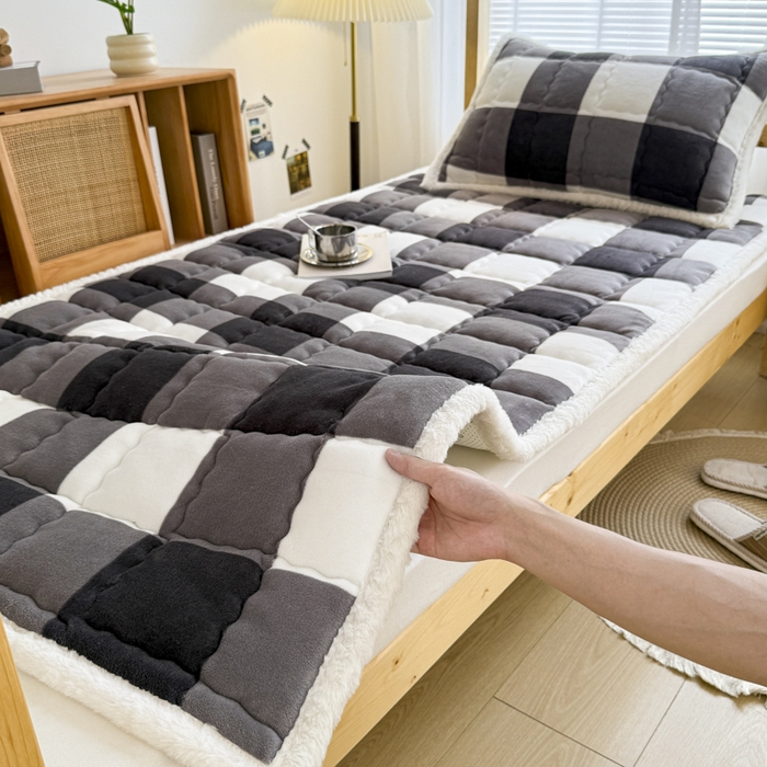 91家纺网 家纺一手货源 找家纺 迪梦思家纺 2025新款A类牛奶绒无印风格子床褥床护垫学生床垫--学生床图 平铺款-灰简格