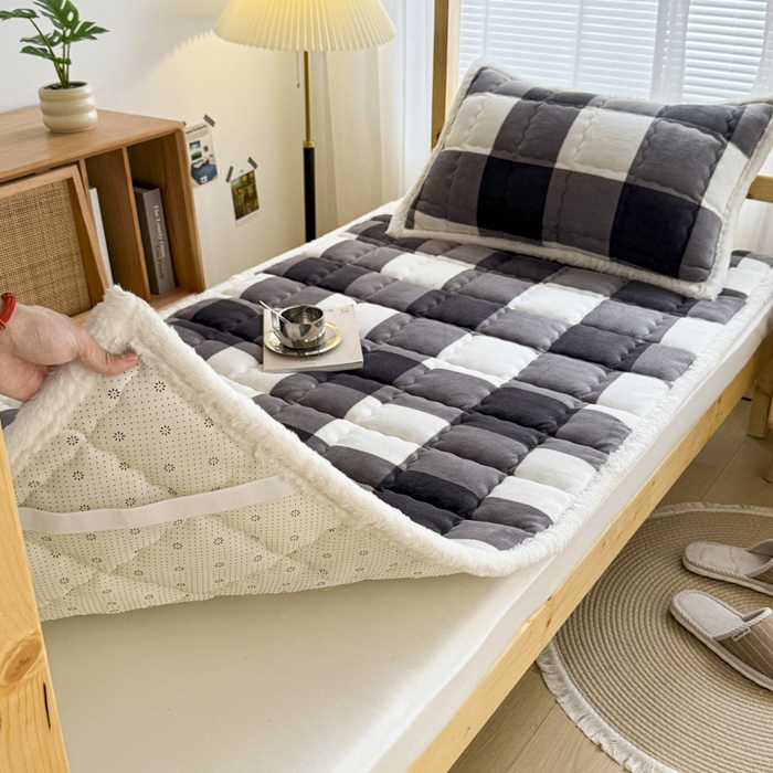 91家纺网 家纺一手货源 找家纺 迪梦思家纺 2025新款A类牛奶绒无印风格子床褥床护垫学生床垫--学生床图 平铺款-灰简格