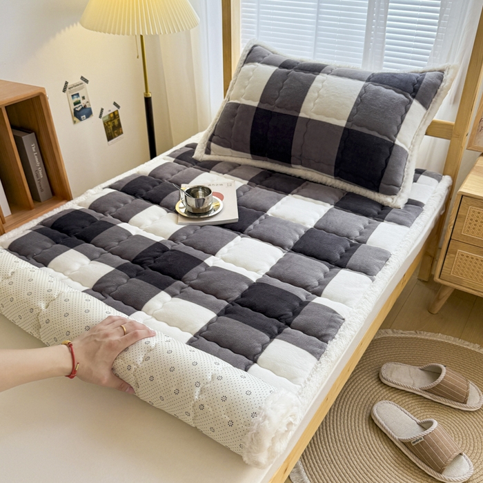 91家纺网 家纺一手货源 找家纺 迪梦思家纺 2025新款A类牛奶绒无印风格子床褥床护垫学生床垫--学生床图 平铺款-灰简格