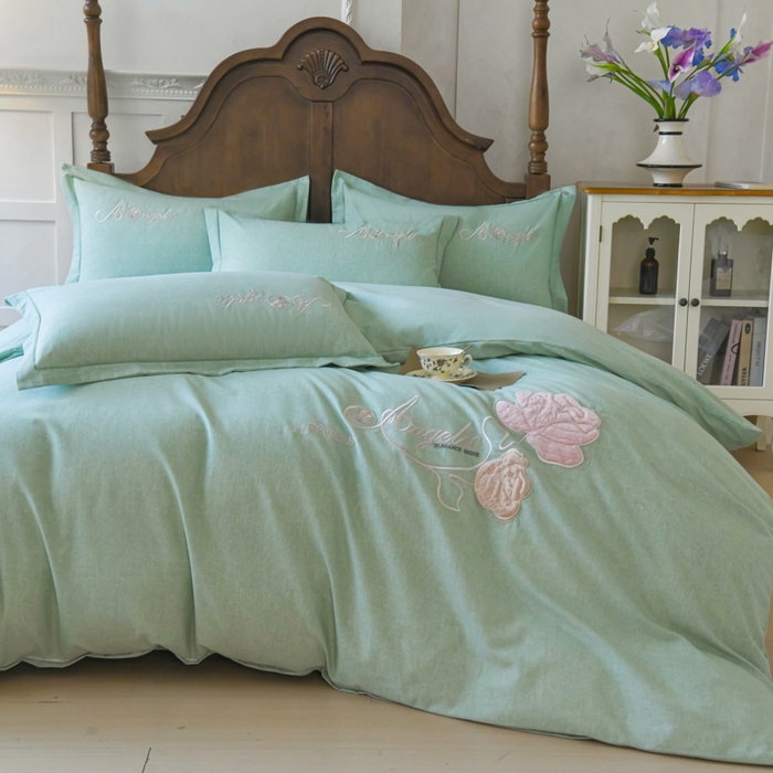 91家纺网 家纺一手货源 找家纺 U品汇 2025新品长绒棉加厚全棉纯棉磨毛立体刺绣花四件套生态磨毛加绒（玫瑰物语） 玫瑰物语-浅灰绿